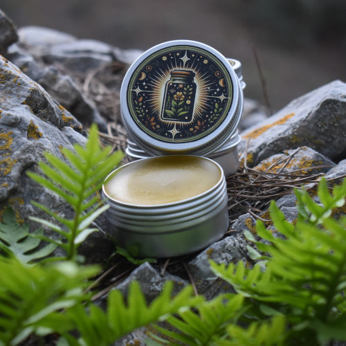 Crema natural para dolor abierta sobre roca con helecho en primer plano, tapa al lado