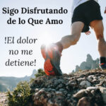 Persona disfrutando de la montaña tras usar la crema natural para el dolor articular de magicataplasma, sigue activo sin que el dolor lo detenga